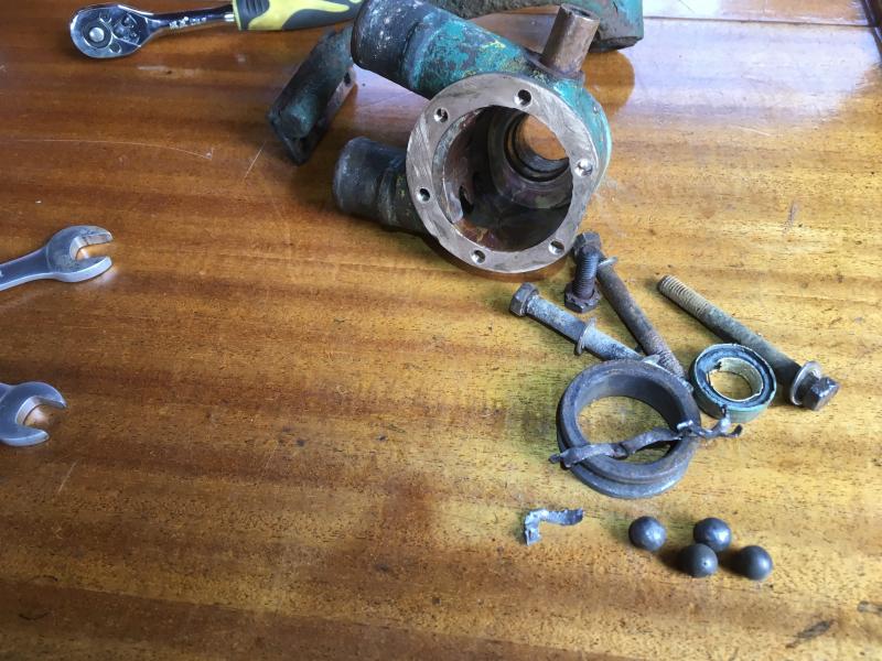 Merivesipumppu pöydällä