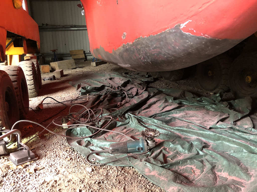 Kölin alareunasta maalit pois